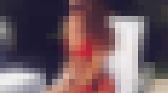 Illustratie voor: Kenza Zouiten loopt het liefst de hele dag in bikini