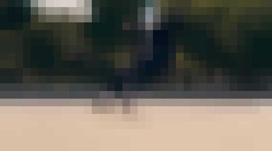 Illustratie voor: Deze dude maakt met flinke snelheid in pak een ritje op zijn longboard!