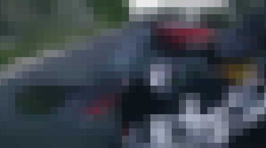 Illustratie voor: Motorrijder neemt het op tegen verschillende supercars, bruut!