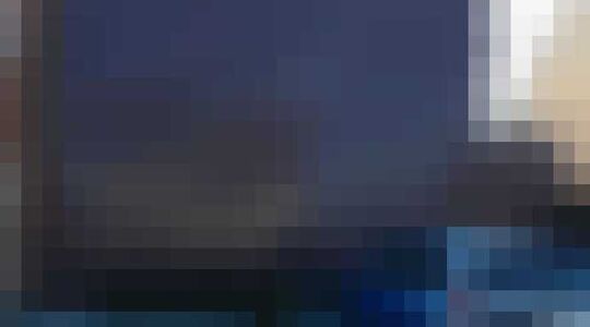 Illustratie voor: Huis van pas getrouwd stel verpakt in bierkratten