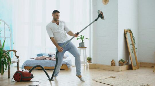 Een man die aan het opruimen is