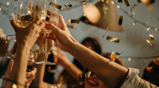 Mensen die oud en nieuw vieren