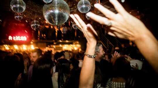 Dansende mensen op een feest