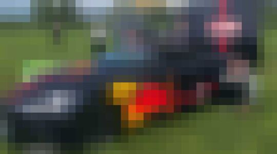 Illustratie voor: Max Verstappen koppelt caravan aan Aston Martin, held!