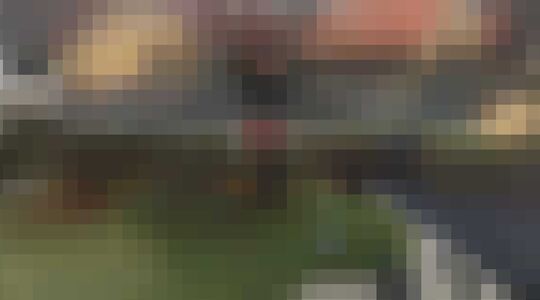 man vliegt in zelfgemaakte reusachtige drone