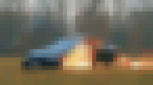 Youtuber steekt zijn eigen Mercedes in de fik