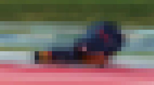 Illustratie voor: Verstappen en Ricciardo slopen de sleurhut achter hun auto op het circuit