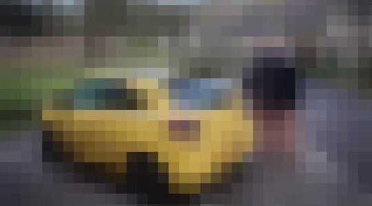 Illustratie voor: Opmerkelijk: Knalgele autoparade als steun voor eigenaar van bekraste “lelijke gele Corsa”