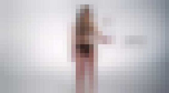 Illustratie voor: 100 jaar geschiedenis van vrouwen in bikini geshowd met bodypaint