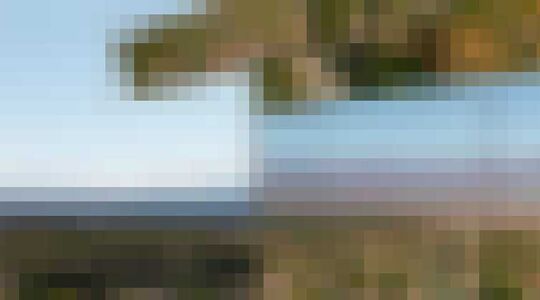 Illustratie voor: Kunstenaar bouwt meesterlijk spiegelhuis midden in de Coachella Valley, California