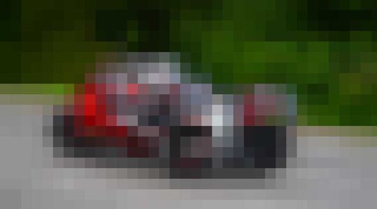 Illustratie voor: Geweldige straatrace video van Max Wrist supercar vs superbike