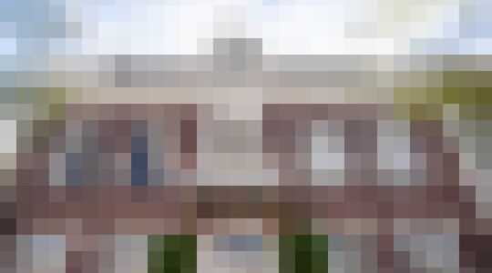 villa met voetbalveld