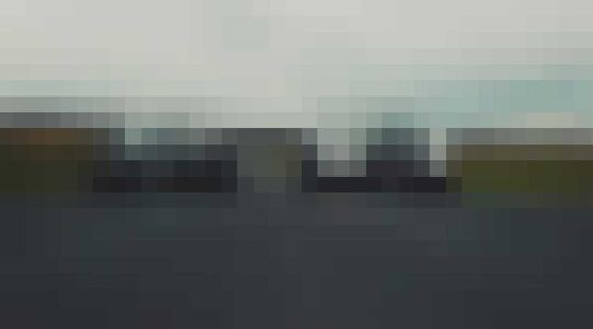 Illustratie voor: McLaren F1 en Bugatti Veyron gaan los op het verlaten Reims-Gueux circuit