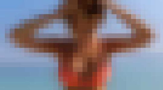 Illustratie voor: Hete Renee Somerfield staat model voor eigen bikini merk