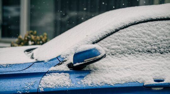 Een ondergesneeuwde auto