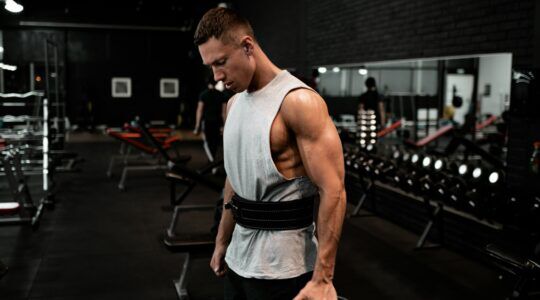 Een man die in de sportschool aan het sporten is