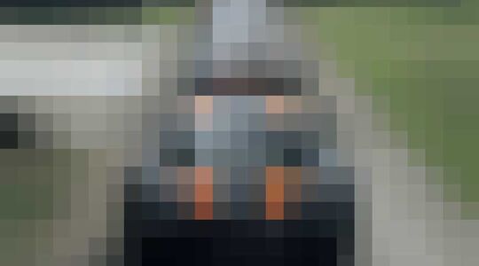 Man koopt acht Bugatti's en geeft er zes weg