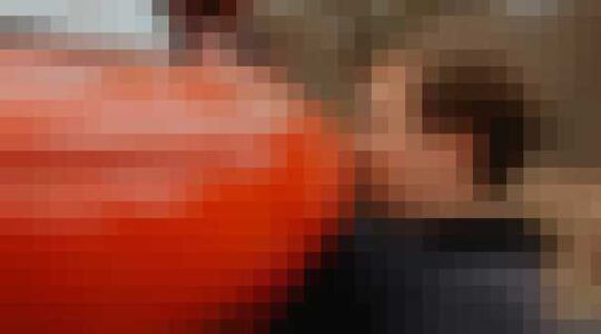 man heeft relatie met zijn auto