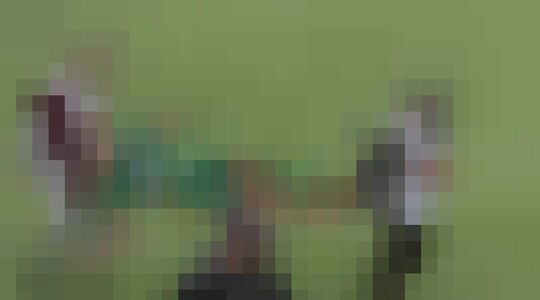 voetballer valt van brancard om tijdrekken