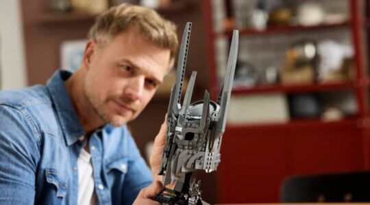 De LEGO-set van Saurons helm