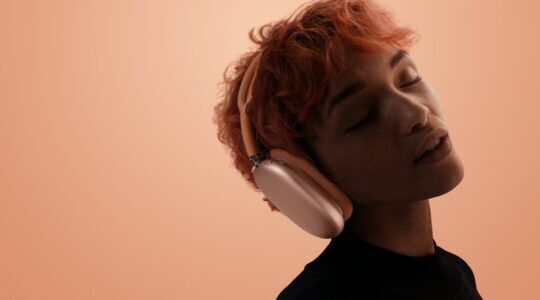 Iemand luistert naar muziek met de Apple AirPods Max 2