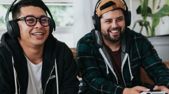 Vrienden die aan het gamen zijn