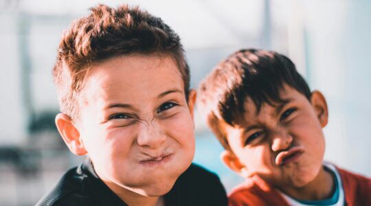 Twee jongens die gekke bekken trekken
