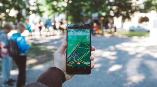 Iemand die Pokémon Go aan het spelen is