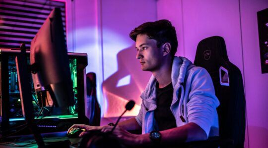 Een man die aan het gamen is