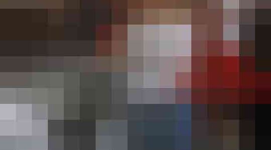 Illustratie voor: Vrouw met $250.000 aan ‘cocaïne implantaten’ in haar borsten wordt onderschept