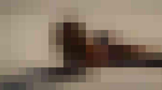 Illustratie voor: Sexy behind the scenes shots van Hannah Ferguson op het strand