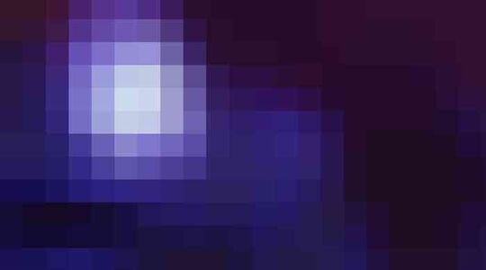 Illustratie voor: Deze 2 gasten skiën in het pikkedonker de berg af met LED suits aan, mooi effect!