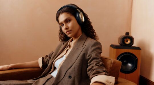 Een vrouw met de Bowers & Wilkins Px8