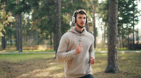 Een man die buiten aan het sporten is