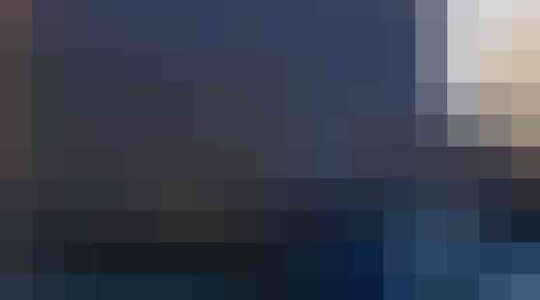 Illustratie voor: Huis van pas getrouwd stel verpakt in bierkratten