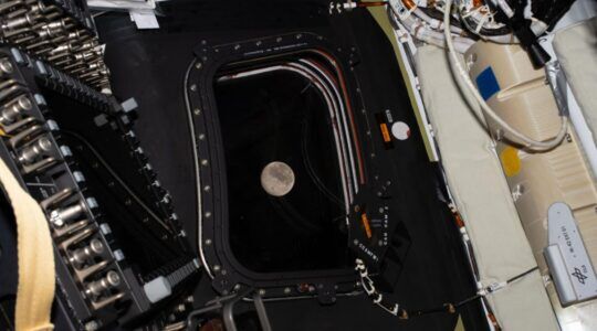 de maan vanuit de Artemis II