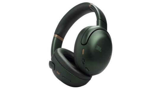 De JBL Tour ONE M3 headphones in een donkergroene kleur
