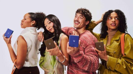 Een groep mensen met de nieuwe Motorola Razr 70 telefoon