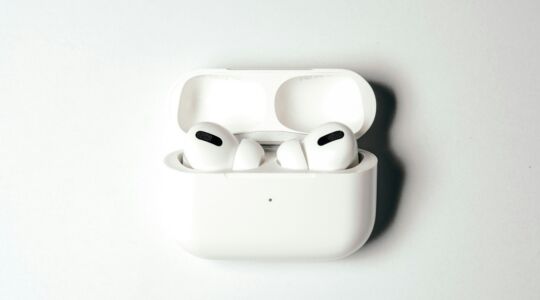 Een paar Airpods in de case