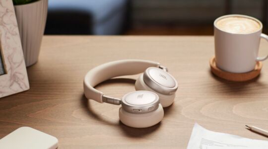 De nieuwe JBL Live 680NC in zandkleur