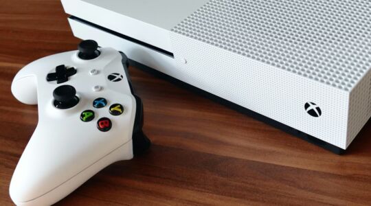 Een Xbox met een controller op tafel