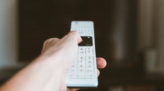 Een afstandsbediening zet de TV aan