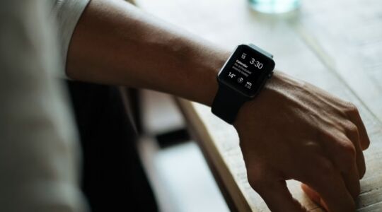 Een Apple Watch om iemands pols