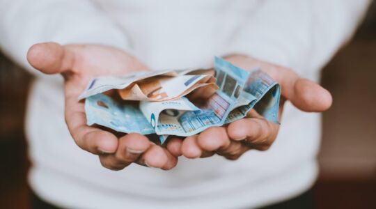Contant geld in de handen na het doen van betaalde opdrachten op pump.fun Go
