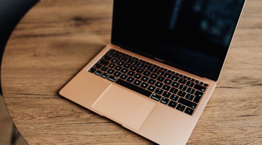 Een MacBook op tafel