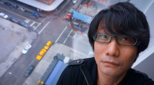 Hideo Kojima boven op een gebouw
