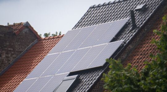 Een dak met zonnepanelen