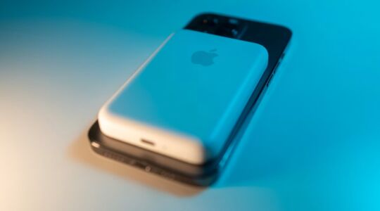 Een powerbank laadt een telefoon op