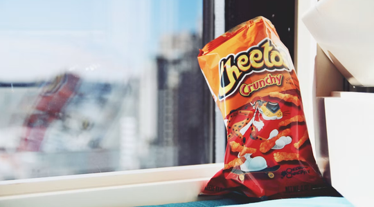 Een zak met Cheetos