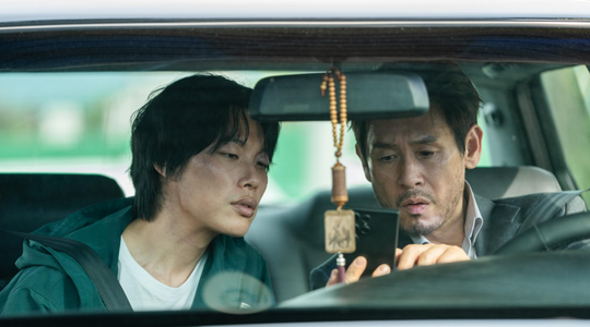 Twee mannen in een auto in de Koreaanse Thriller